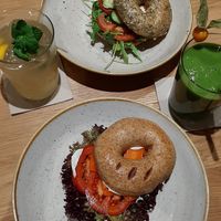 Limo, Mediterraner Bagel (oben), Smoked Bagel (unten), Green Power Smoothie at Green Leaf Cafe in Erding