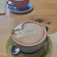 "Hot chocolate" (Front 4,70€), "Cappuccino" (back 3,90€) at Green Leaf Cafe in Erding