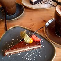Snickerstorte und raw cake at Green Leaf Cafe in Erding