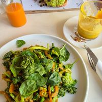 Green bowl, avocado bread kurkuma latte and a carot juice at Greentrees The Juicery - Lorettostrasse in Dusseldorf