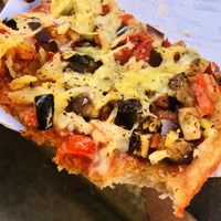 Pizza vegana con queso, champiñones y verduras. at Alice in Wonder Pie in Santiago De Compostela