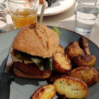 Burger et pdt rissolées excellentes at Totum Cantine Bio in Nantes