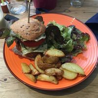 Vegan burger with oven baked chips  at Totum Cantine Bio in Nantes