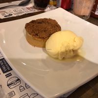 Inhaí - Apfel pie with vanilla ice cream at Castro Burger in Sao Paulo