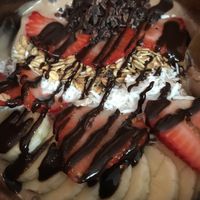 Chocolate bowl, delicioso! Los waffles de matcha no están ricos. at Aloha Raw Bar in Playa Del Carmen