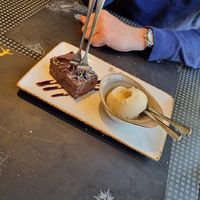 Leckerer Nachtisch (Schokokuchen war aber eher fester Teig/sehr fudgy Brownie) at Peter Pane in Flensburg