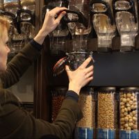 filling in process... at Wunderbar Unverpackt UG in Braunschweig