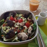 Plato de fideos al estilo Thailandés, y jugo de zanahoria con jengibre at World Food Barn in Paris