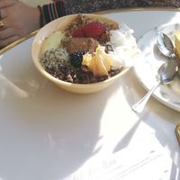 Coyo bowl and raw cake at Oslo Raw - Adamstuen Torg in Oslo