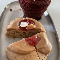 Raspberry Muffin and Peanut Butter cookie 🍪   at Chök in Barcelona