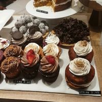 Cupcakes and cake at Chök in Barcelona
