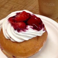 Vegan donut with cream and strawberries at Chök in Barcelona