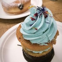 This bakery does some amazing vegans options. 

I had a chocolate filled doughnut and a cupcake. The chocolate doughnut tasted as if the chocolate filling was Nutella! It wasn’t dry and the flavours were balanced well. 

The cup cake was beautifully presented and Tasted as good as it looked! Couldn’t tell the difference between the vegan options and the real thing. 

The staff were friendly and accommodating, friendly atmosphere but the seating wasn’t the best. I would recommend tkaing it away and sitting somewhere a bit nicer.  at Chök in Barcelona