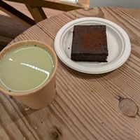 Brownie 4.5/5 and matcha latte at Chök in Barcelona
