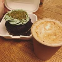 cake and latte with oat milk at Chök in Barcelona