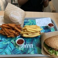 Menú de hamburguesa Indiana con patatas y boniato at Khambú Quart in Valencia