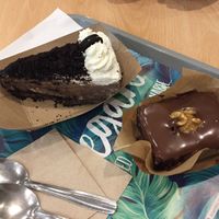 Oreo cheesecake & chocolate brownie at Khambú Quart in Valencia