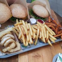 Menús con los calamares veganos y batata at Khambú Quart in Valencia