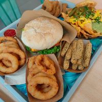 Hamburguesa indiana, aros de cebolla, falafel at Khambú Quart in Valencia