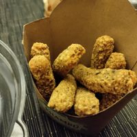Falafel fries at Khambú Quart in Valencia
