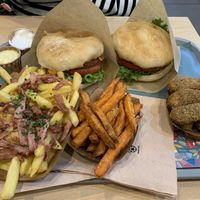 Indiana burger, fries, chicken tenders at Khambú Quart in Valencia