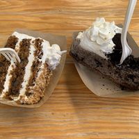 Carrot cake and oreo cake at Khambú Quart in Valencia
