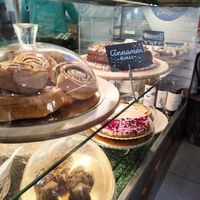 Rollitos de canela y más tartas 🤤 at Khambú Quart in Valencia