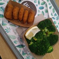 Menù nuggets with broccoli at Khambú Quart in Valencia