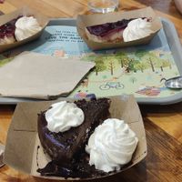 Tarta Selva Negra y Cheesecake at Khambú Quart in Valencia