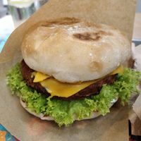 Mexicana Burger. Spicy and creamy ! Difficult to eat it cleanly 😉 at Khambú Quart in Valencia