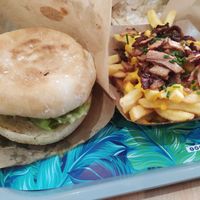 Patatas tabú, con bacon y queso chedar (5'5€) y hamburguesa clásica (6'5€ sin menú, 8'90€ con bebida y patatas) at Khambú Quart in Valencia