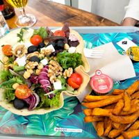 greek salad, sweet potatoes chips at Khambú Quart in Valencia