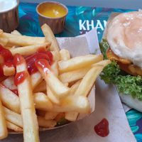 Beyond Burger with a large portion of fries (ketchup added by me 😁) at Khambú Quart in Valencia