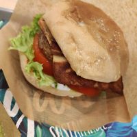 The Classic (soy burger, vegan cheese and bacon, tomato, lattuce, vegan sauce and caramelized onioin) at Khambú Quart in Valencia