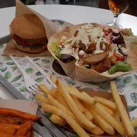 Caesar's salad, burger and fries at Khambú Quart in Valencia