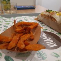 Sweet potatoes fries and burrito at the back at Khambú Quart in Valencia