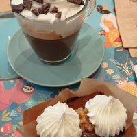 Cafè vienès i brownie, tot amb nata vegana delciosa at Khambú Quart in Valencia