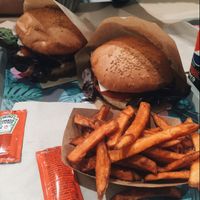 Vurger Original y Aloha con patatas ducles at Khambú Quart in Valencia
