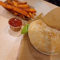 Burger and sweet potato fries at Khambú Quart in Valencia