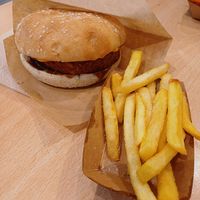 BBQ Burger and fries at Khambú Quart in Valencia