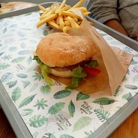 Crispy coated chicken style burger served with onion rings and fries at Khambú Quart in Valencia