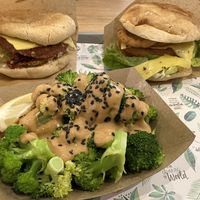Brócoli y burgers  at Khambú Quart in Valencia