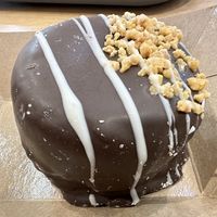 Bomba de chocolate rellena de crema  at Khambú Quart in Valencia