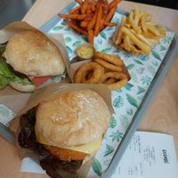 2 menus (hamburguesa, patatas y bebida) + entrante 28€ at Khambú Quart in Valencia