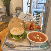 Gazpacho Vegan Maya burger vegan garnaal   at Khambú Quart in Valencia