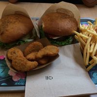 Burgers and veggie nuggets  at Khambú Quart in Valencia