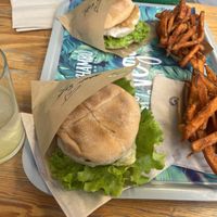 Menú Burguer clásica con bonitato  at Khambú Quart in Valencia