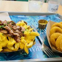 Best ‘cheesy chips’ in town with a side of ‘calamari’😋  at Khambú Quart in Valencia