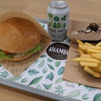 burger and fries at Khambú Quart in Valencia
