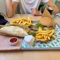 Wrap de Heura + hamburguesa Khambu at Khambú Quart in Valencia